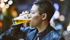<b>你喝酒时脸红吗?沐鸣注册想想老年痴呆症的发现</b>